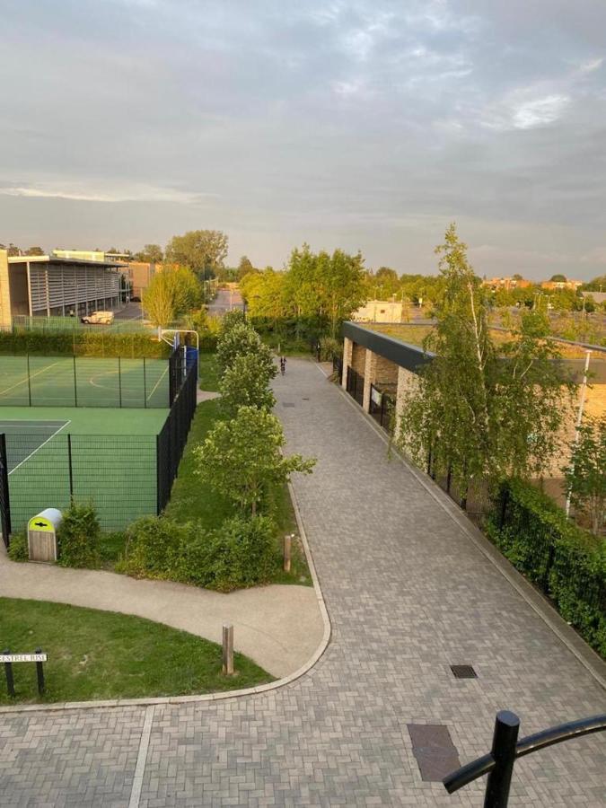 Contemporary Trumpington Apartment With Self Check-In ,Free On-Site Parking, Terrace, Super Fast Wifi & 5 Mins Drive To Papworth & Addenbrookes Hospitals Cambridge  Ngoại thất bức ảnh