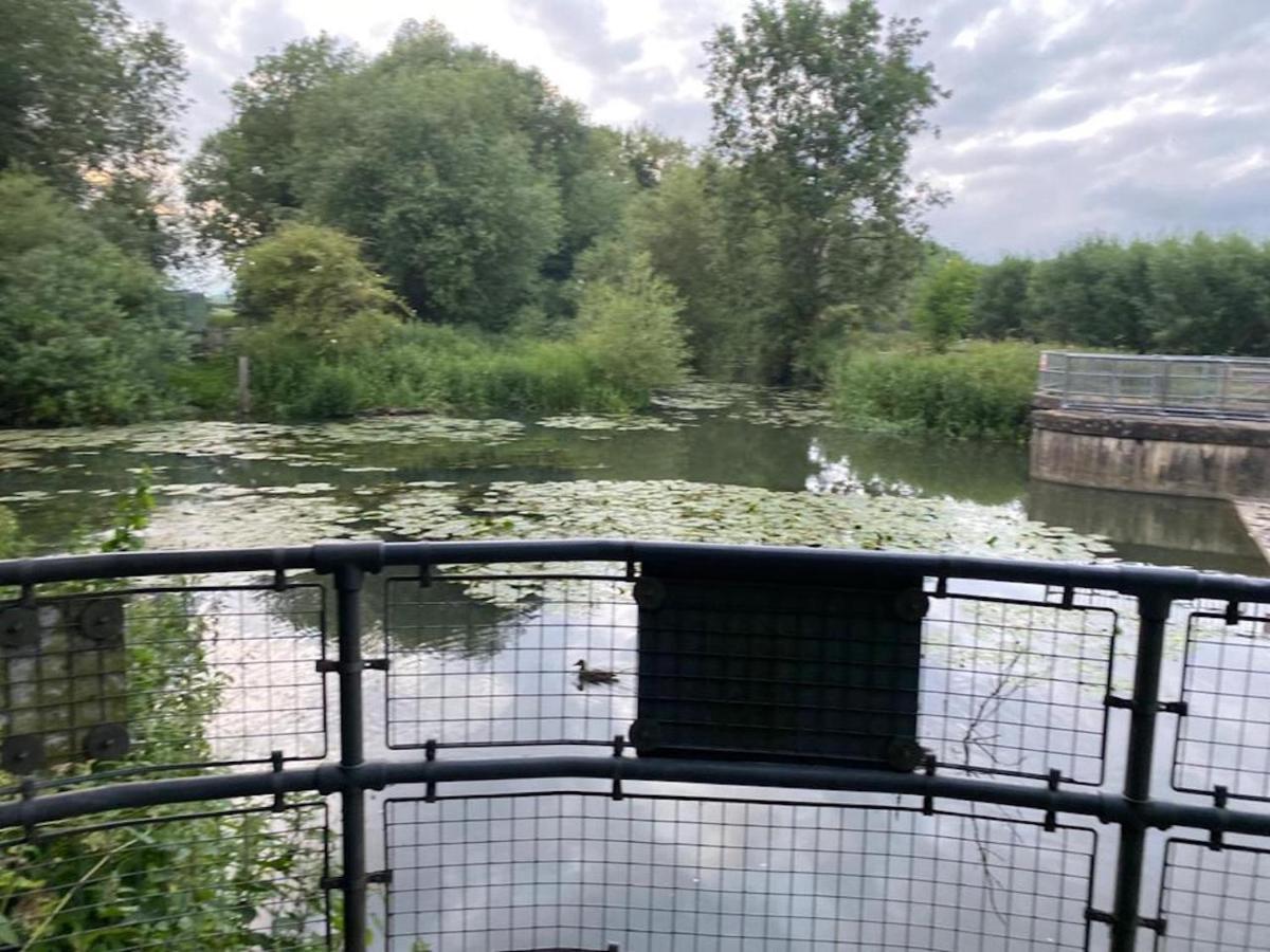Contemporary Trumpington Apartment With Self Check-In ,Free On-Site Parking, Terrace, Super Fast Wifi & 5 Mins Drive To Papworth & Addenbrookes Hospitals Cambridge  Ngoại thất bức ảnh
