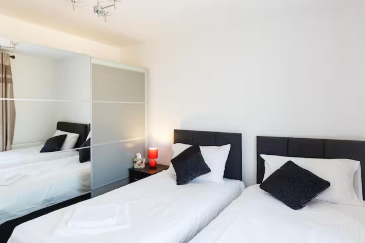 Contemporary Trumpington Apartment With Self Check-In ,Free On-Site Parking, Terrace, Super Fast Wifi & 5 Mins Drive To Papworth & Addenbrookes Hospitals Cambridge  Ngoại thất bức ảnh