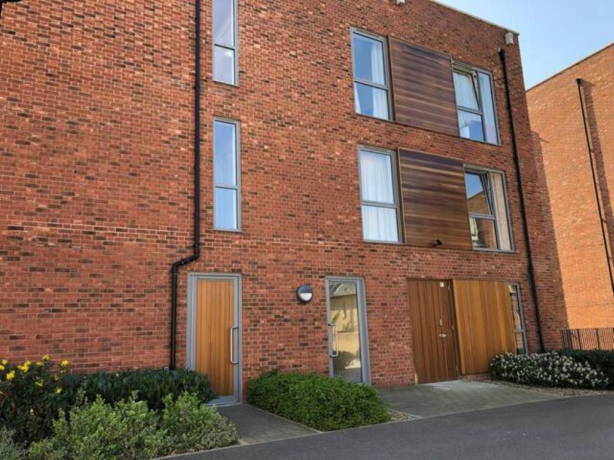 Contemporary Trumpington Apartment With Self Check-In ,Free On-Site Parking, Terrace, Super Fast Wifi & 5 Mins Drive To Papworth & Addenbrookes Hospitals Cambridge  Ngoại thất bức ảnh