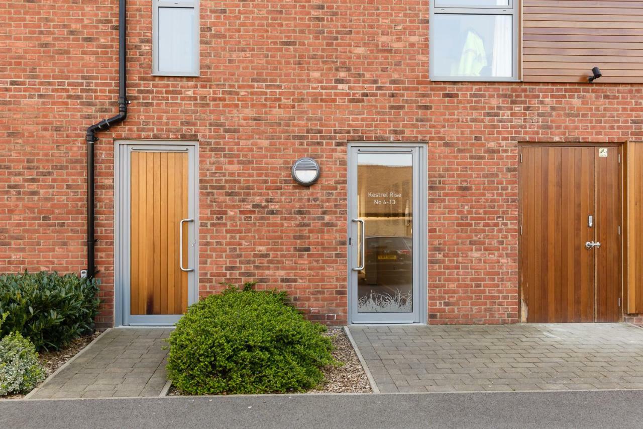 Contemporary Trumpington Apartment With Self Check-In ,Free On-Site Parking, Terrace, Super Fast Wifi & 5 Mins Drive To Papworth & Addenbrookes Hospitals Cambridge  Ngoại thất bức ảnh