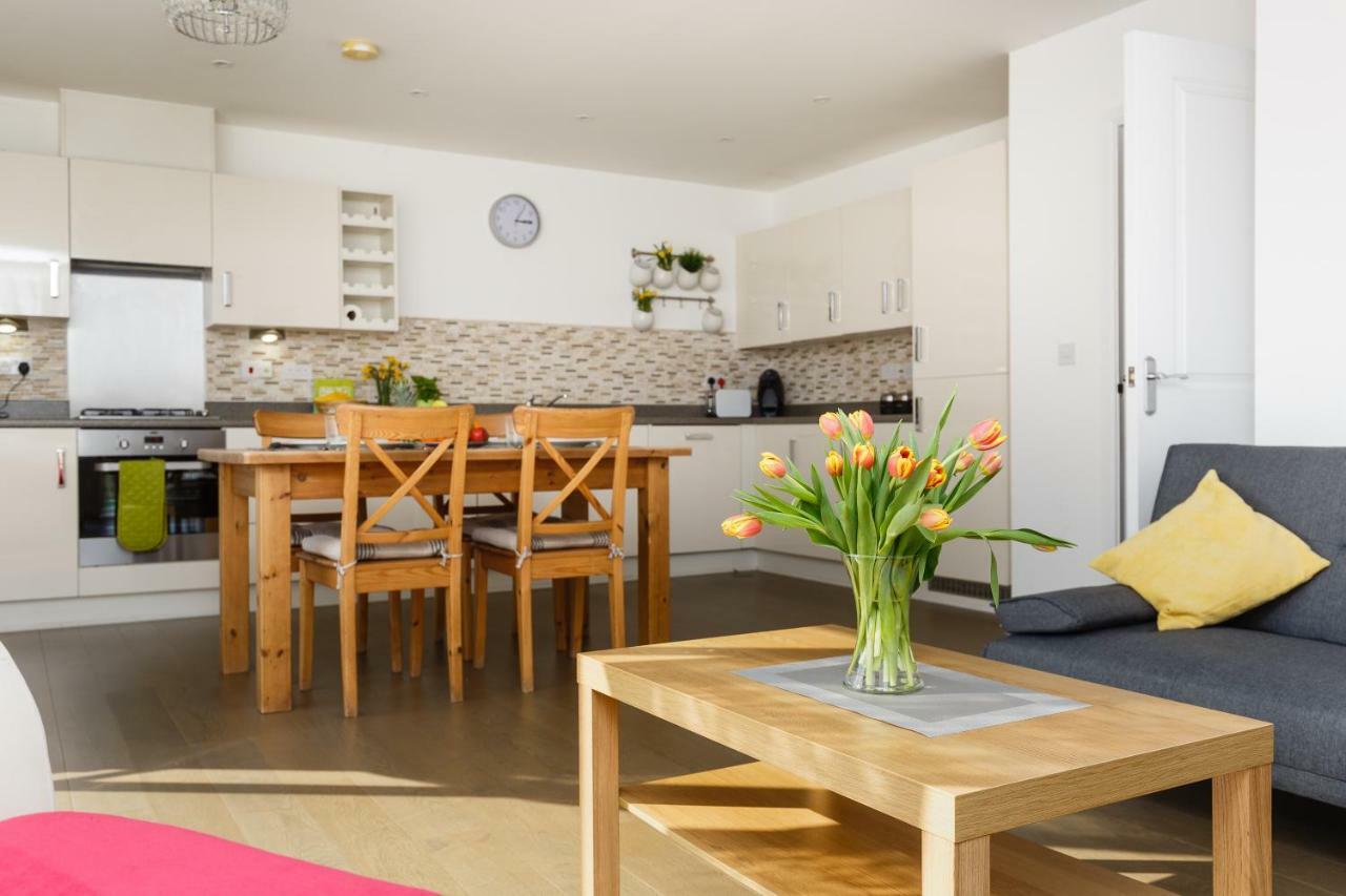 Contemporary Trumpington Apartment With Self Check-In ,Free On-Site Parking, Terrace, Super Fast Wifi & 5 Mins Drive To Papworth & Addenbrookes Hospitals Cambridge  Ngoại thất bức ảnh
