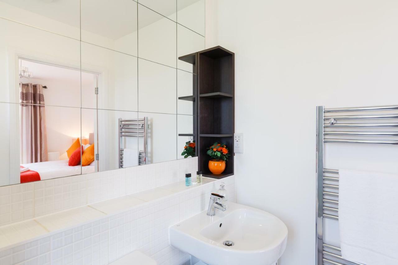 Contemporary Trumpington Apartment With Self Check-In ,Free On-Site Parking, Terrace, Super Fast Wifi & 5 Mins Drive To Papworth & Addenbrookes Hospitals Cambridge  Ngoại thất bức ảnh