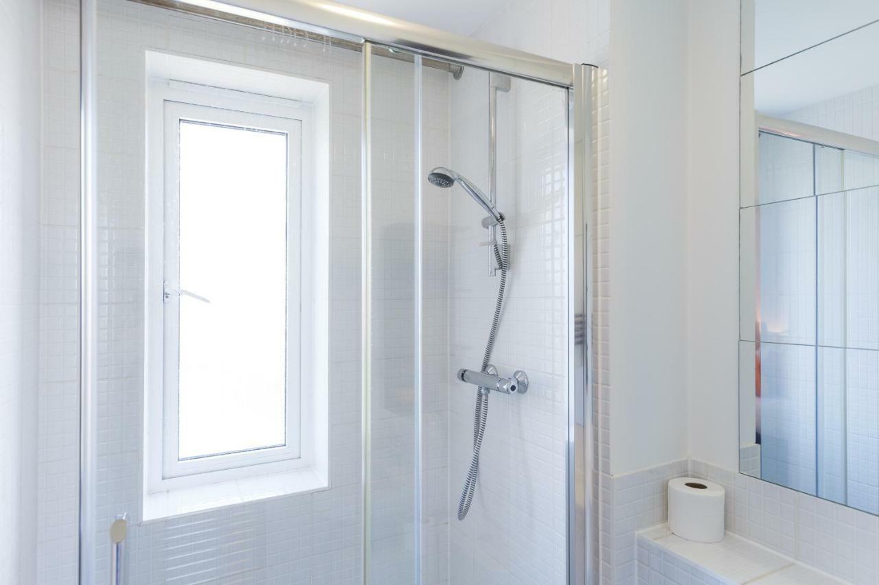 Contemporary Trumpington Apartment With Self Check-In ,Free On-Site Parking, Terrace, Super Fast Wifi & 5 Mins Drive To Papworth & Addenbrookes Hospitals Cambridge  Ngoại thất bức ảnh