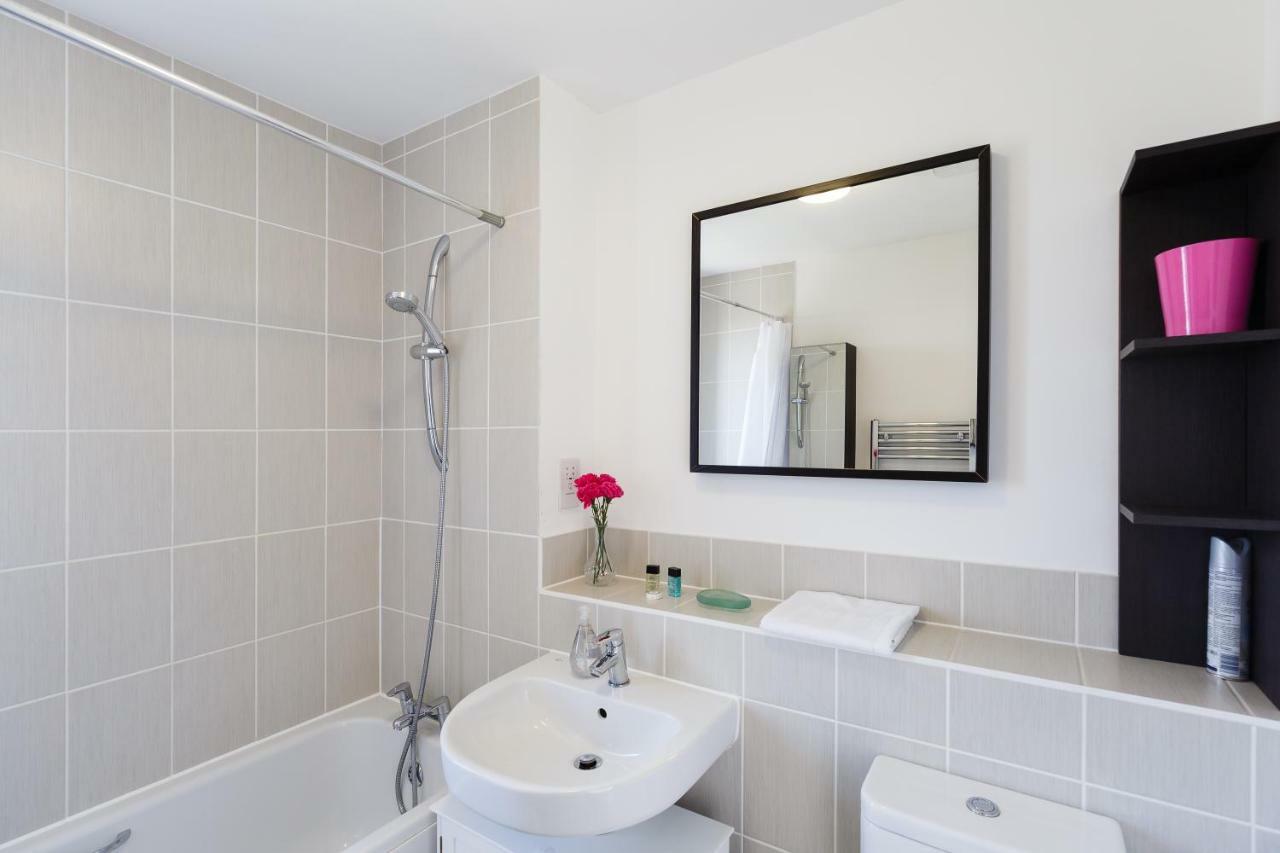 Contemporary Trumpington Apartment With Self Check-In ,Free On-Site Parking, Terrace, Super Fast Wifi & 5 Mins Drive To Papworth & Addenbrookes Hospitals Cambridge  Ngoại thất bức ảnh