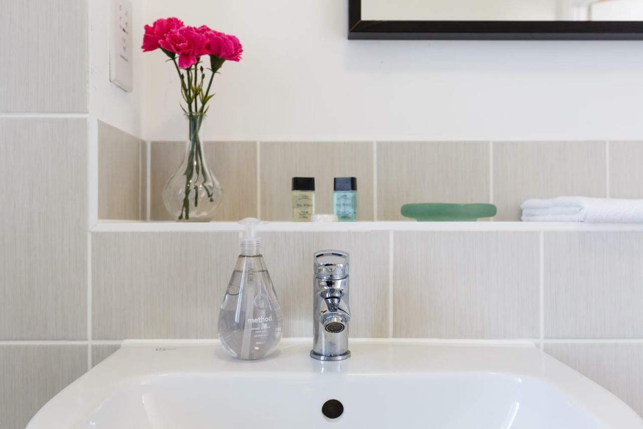Contemporary Trumpington Apartment With Self Check-In ,Free On-Site Parking, Terrace, Super Fast Wifi & 5 Mins Drive To Papworth & Addenbrookes Hospitals Cambridge  Ngoại thất bức ảnh